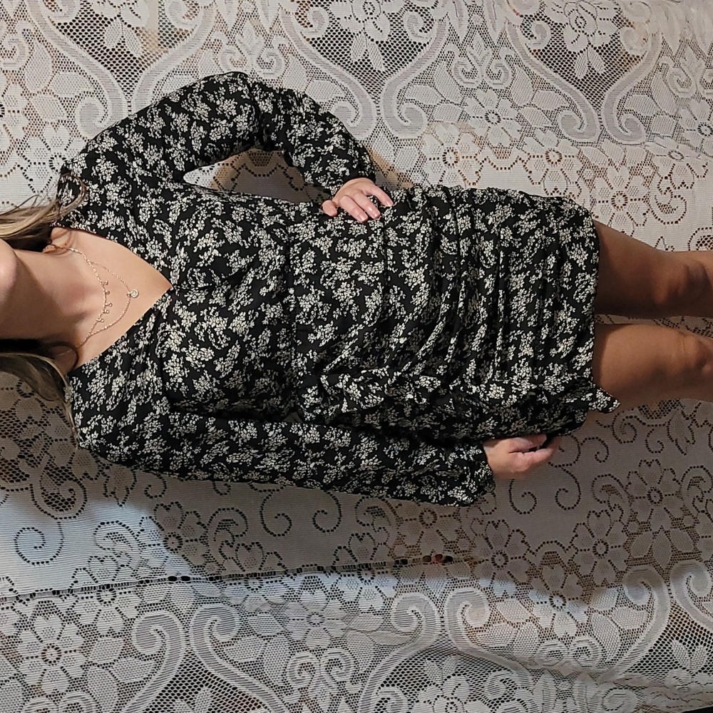 🎲 Black Floral Dress with Sleeves